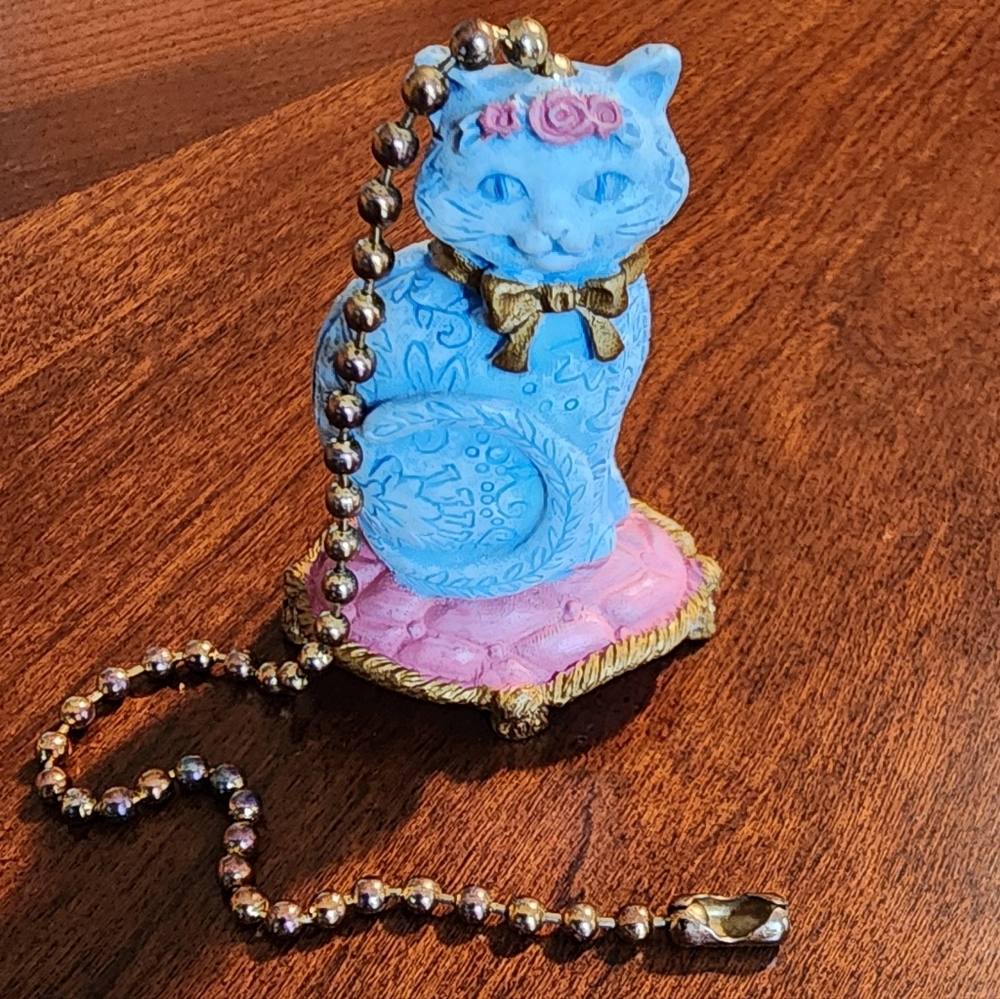 Pull chain with hand painted resin, cat figurine